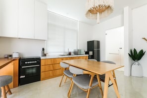 Villa, 2 chambres | Salle à manger