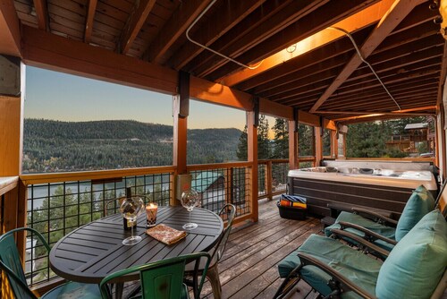 *NEW* Donner Lake Minutes to beach GORGEOUS VIEWS!