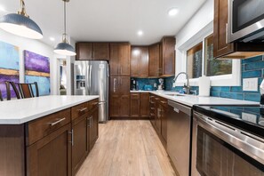 ثلاجة، ميكروويف، فرن، موقد طهي مسطح