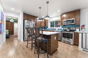 Køleskab, mikrobølgeovn, ovn, kogeplade