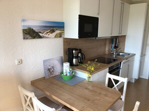 Jääkaappi, mikroaaltouuni, uuni, astianpesukone