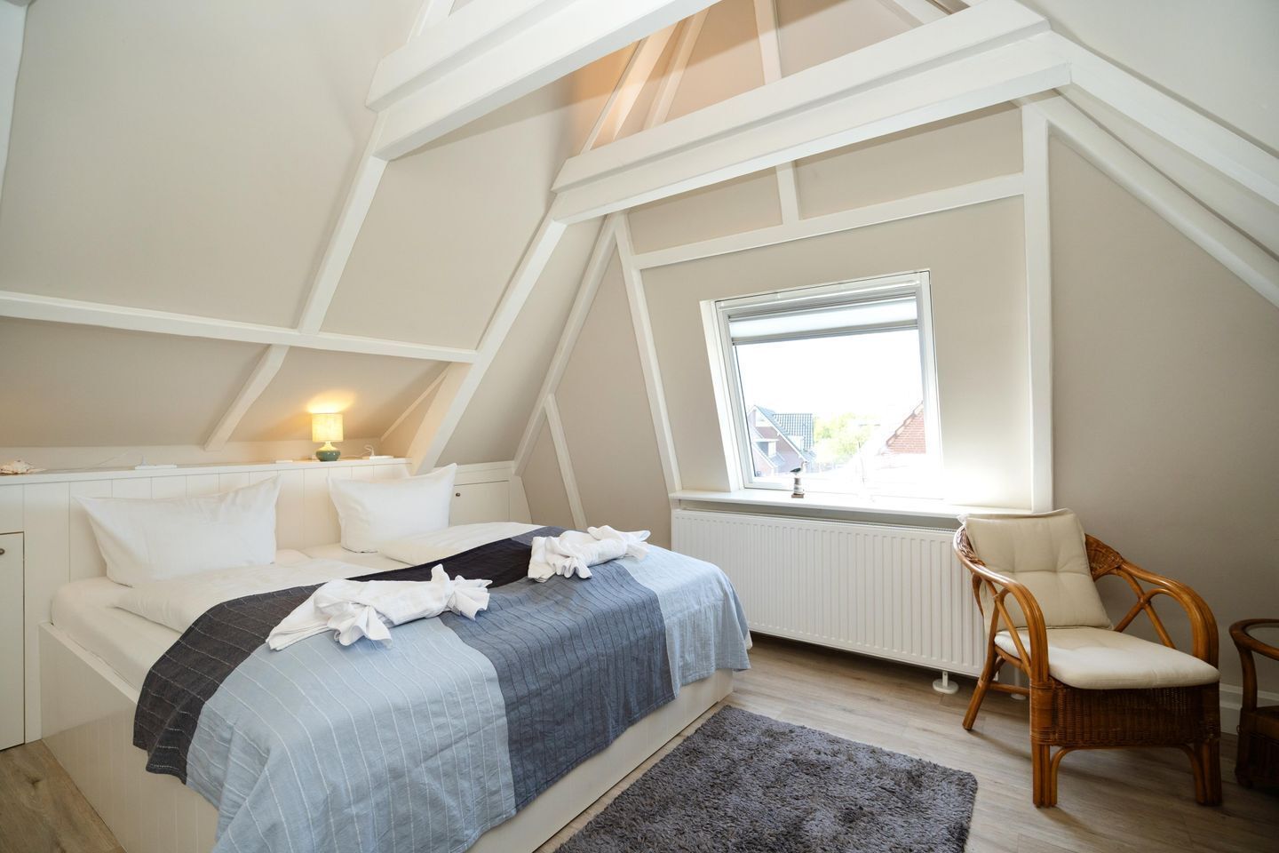 2 chambres, coffres-forts dans les chambres, fer et planche à repasser