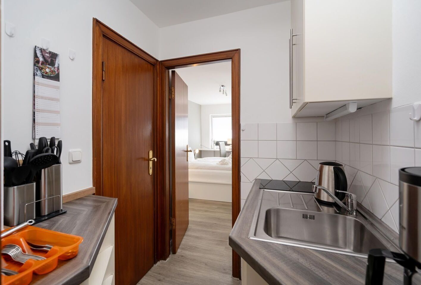 Kühlschrank, Mikrowelle, Herdplatte, Wasserkocher mit Kaffee-/Teezubehör