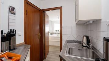 Kühlschrank, Mikrowelle, Herdplatte, Wasserkocher mit Kaffee-/Teezubehör