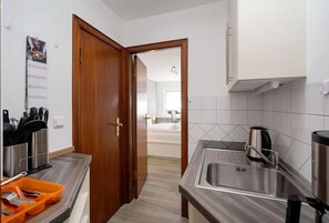 Refrigerador, microondas, parrilla de estufa y cafetera y tetera 