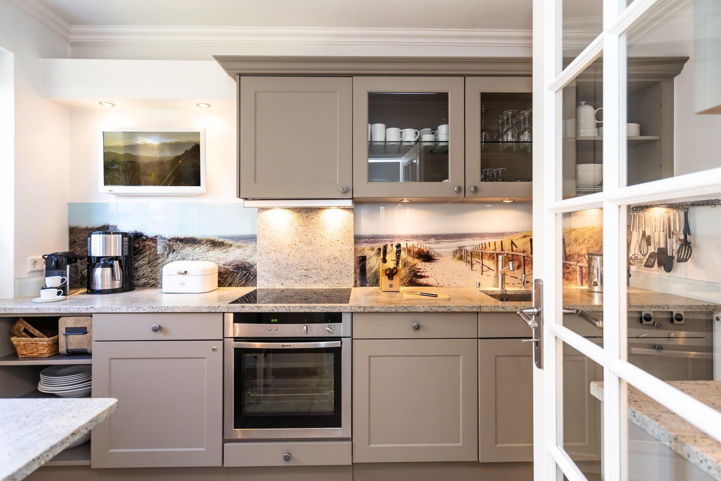 Coffee/tea maker, fridge, microwave, oven