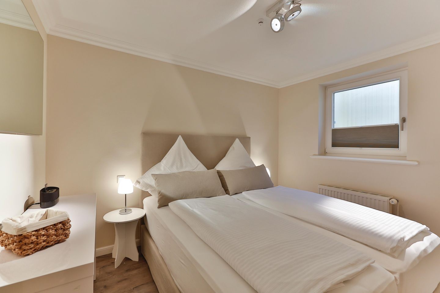 2 bedrooms, iron/ironing board, WiFi
