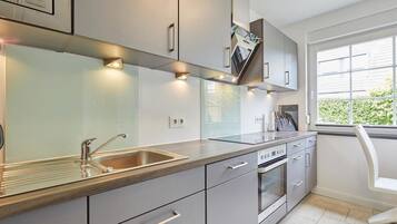 Een koelkast, een microgolfoven, een oven, een kookplaat