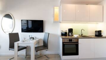 Kühlschrank, Ofen, Herdplatte, Wasserkocher mit Kaffee-/Teezubehör