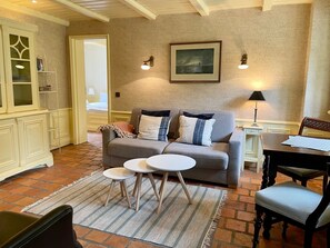 Unclassified image, 2 of 22, button