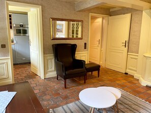 Unclassified image, 2 of 22, button