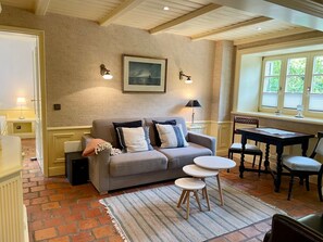 Unclassified image, 3 of 22, button