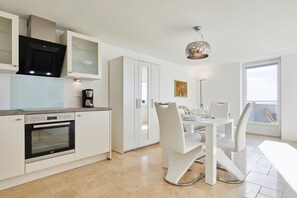 Fridge, microwave, oven, stovetop - Sea view I - Modern apartment, balcony with sea view, parking space, WLAN. (Sylt)