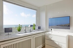 Interior - Sea view I - Modern apartment, balcony with sea view, parking space, WLAN. (Sylt)
