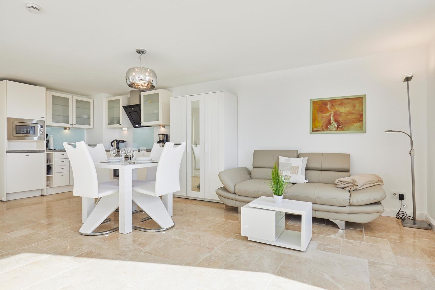 Un salon moderne comprenant un coin repas, un canapé et une table basse.