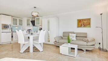Un salon moderne comprenant un coin repas, un canapé et une table basse.