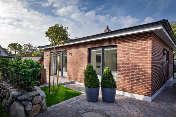 Unclassified image, 1 of 20, button