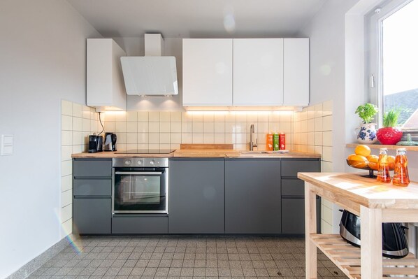 Fridge, oven, stovetop, dishwasher