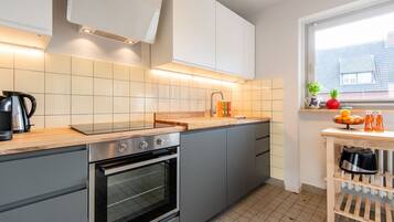 Een koelkast, een oven, een kookplaat, een vaatwasser