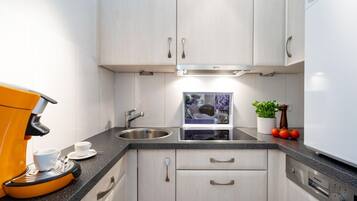 Kühlschrank, Mikrowelle, Herdplatte, Geschirrspüler