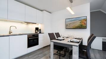 Fridge, oven, stovetop, dishwasher