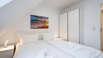 2 bedrooms, iron/ironing board, WiFi