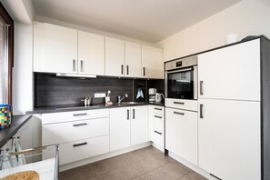 Kylskåp, ugn, spishäll och diskmaskin