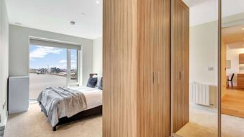 2 bedrooms, desk, iron/ironing board, WiFi