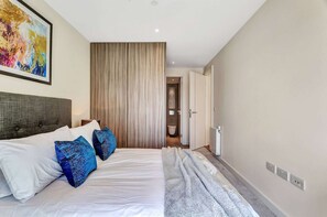 2 bedrooms, desk, iron/ironing board, WiFi