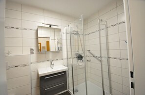 Bathroom - Vacation apartment Warfstr. 3/2 - Wohnpark Werdum (Werdum)