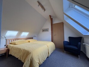 A bedroom with a bed, a chair, a desk, and a window. - Wohnpark Apartment, Warfstr. 3/5 - Werdum Residential Park (Werdum)