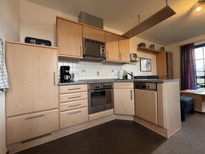 Microondas, horno, lavavajillas y cafetera y tetera 