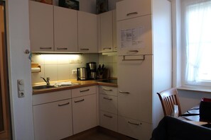 Fridge, microwave, stovetop, toaster - Vacation apartment Deichringstr. 1 Apartment 4 - Haus Deichblick (Neuharlingersiel)