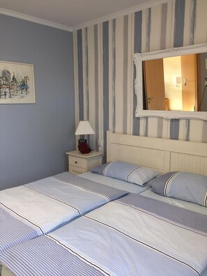 2 Schlafzimmer, Bügeleisen/Bügelbrett