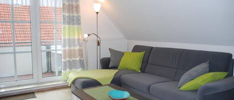 Una televisión, un reproductor de DVD, un reproductor estéreo