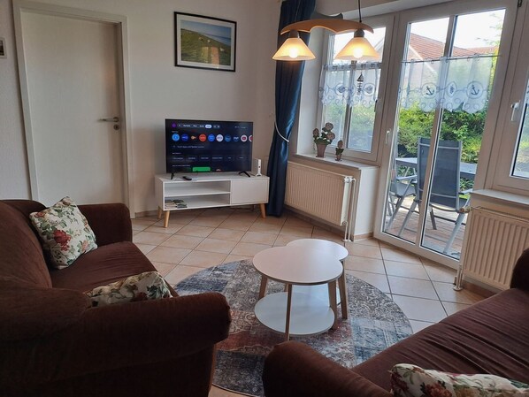 Fernseher, DVD-Player, Stereoanlage