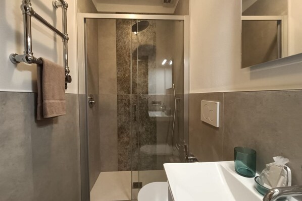 Bruser, hårtørrer, bidet, håndklæder