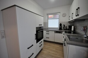 Micro-ondes, four, lave-vaisselle, grille-pain