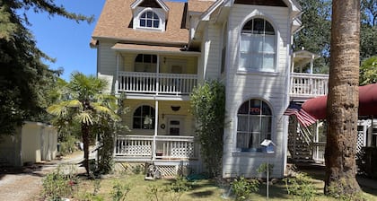 Historical Victorian Style House <br>Transport you back in time with Claw tubs