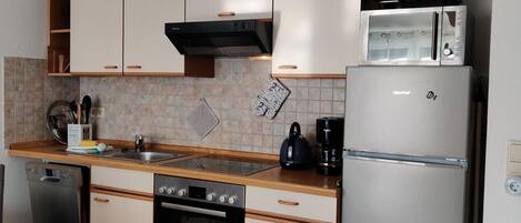 Frigorifero, microonde, forno, piano cottura