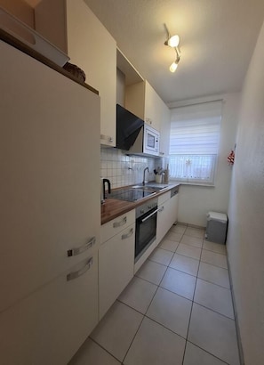 Kühlschrank, Mikrowelle, Ofen, Geschirrspüler