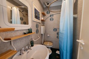 Een douche, een bubbelbad, een haardroger, een bidet