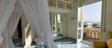 2 chambres, coffres-forts dans les chambres, fer et planche Ă repasser