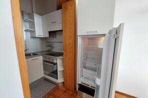 Fridge, microwave, oven, stovetop - Imperiale front beach Apartment  (Viareggio)