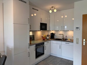 Fridge, microwave, oven, stovetop - Ferienhaus Wittmunder Str. 31 C (Wittmund)