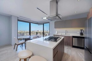 Refrigerador, microondas, horno y parrilla de estufa 