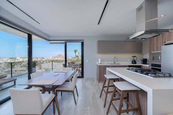 Refrigerador, microondas, horno y parrilla de estufa 