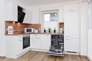 Kühlschrank, Mikrowelle, Ofen, Geschirrspüler