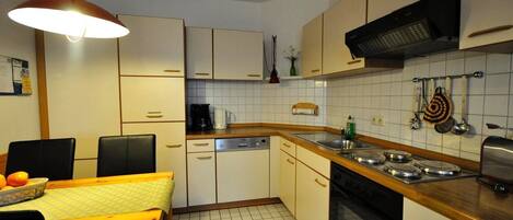 Kühlschrank, Mikrowelle, Ofen, Geschirrspüler