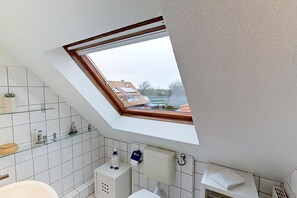 Bathroom - Vacation apartment Huus vörd Diek Nelkenweg 4 Apartment 4 - Huus vör`d Diek (Neuharlingersiel)